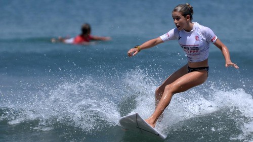Para peselancar mengikuti babak perempat final divisi Womens Open Grand Final Nasional Liga Surfing Indonesia (LSI) di Pantai Kuta, Badung, Bali, Sabtu (12/3/2022).