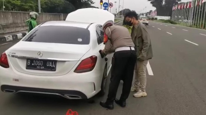 Polisi bantu isi bensin mobil Mercy yang mogok (Dok Instagram/@tmcpoldametro)