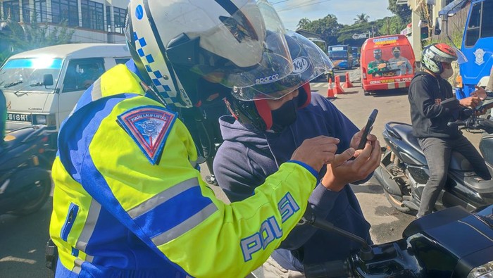 Polisi cek riwayat vaksinasi Corona warga yang terjarig razia di Simpang Gadog (Rizky-detikcom)