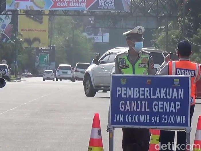 Polisi menjaga akses menuju Bandung untuk melakukan penyisiran kendaraan.