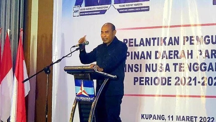 Potret Kemesraan Gubernur NTT dengan Mantan Rivalnya Dua politisi beken Senayan dari Nusa Tenggara Timur (NTT), Beny K. Harman dan Viktor Bungtilu Laiskodat tampak mesra dalam forum Pelantikan DPD Partai Demokrat NTT, Jumat (11/3/2022) malam di Kupang. Ada apa?