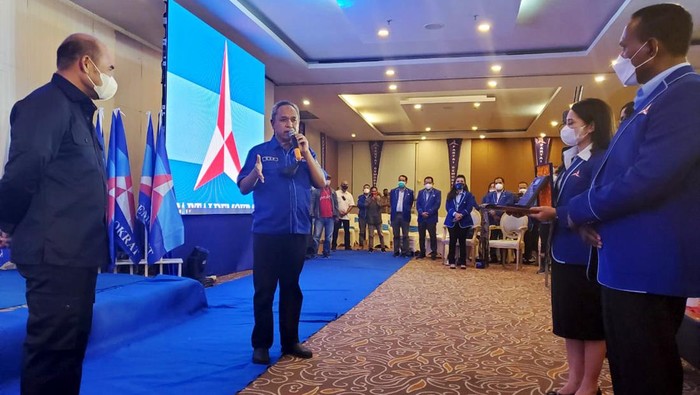Dua politisi beken Senayan dari Nusa Tenggara Timur (NTT), Beny K. Harman dan Viktor Bungtilu Laiskodat tampak mesra dalam forum Pelantikan DPD Partai Demokrat NTT, Jumat (11/3/2022) malam di Kupang. Ada apa?