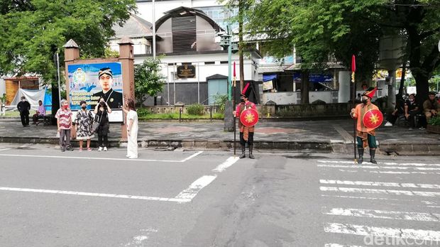 Prajurit berjajar di depan pintu masuk Puro Mangkunegaran, Sabtu (12/3/2022).