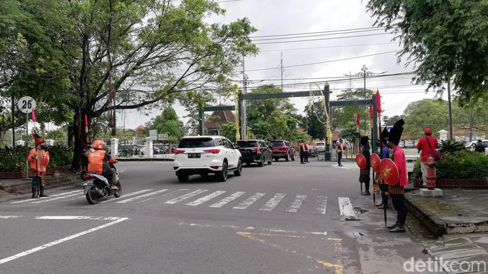 Prajurit berjajar di depan pintu masuk Puro Mangkunegaran, Sabtu (12/3/2022).