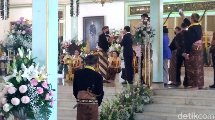 Presiden Jokowi menghadiri jumenengan GPH Bhre Cakrahutomo Wira Sudjiwo sebagai KGPAA Mangkunegoro X, Sabtu (12/3/2022).
