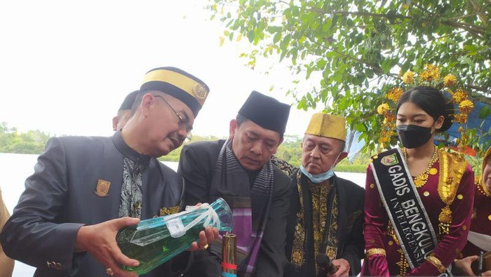 Prosesi pengambilan air dan tanah untuk dibawa ke IKN Nusantara oleh Pemprov Bengkulu.