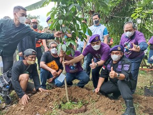 Tanam Pohon di Pinggir Ciliwung, Riza Minta Warga Setop Buang Sampah ke Sungai