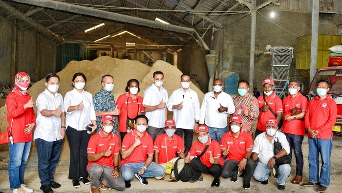PT PELNI (Persero) mengajak para anak muda (petani millenial) dari Merauke, Papua untuk belajar tentang kualitas produksi pertanian di Kabupaten Sragen, Jawa Tengah.