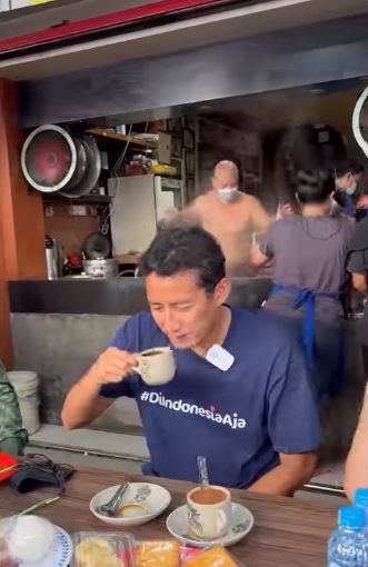 Momen Sandiaga Uno Ngopi di Berbagai Daerah