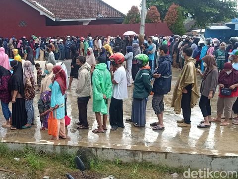 Seribuan warga saat mengantri minyak goreng murah di toko sembako Desa Blambangan.