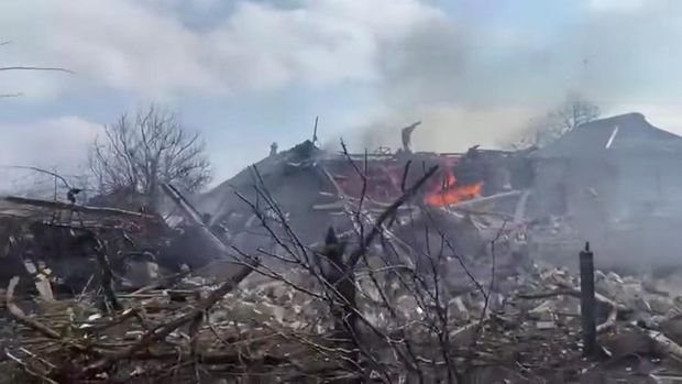Situasi kehancuran di kota Mariupol, Ukraina, yang kini dikepung pasukan Rusia. (via REUTERS/ARMED FORCES OF UKRAINE)