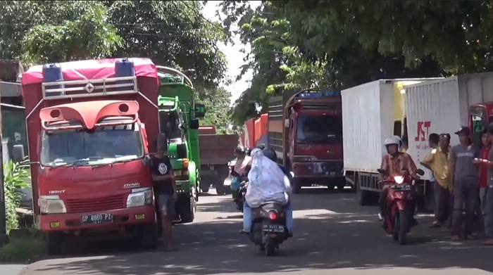 Antrean kendaraan terjadi di SPBU Parepare, Sulsel pada Sabtu (12/3). Para sopir memgantre untuk mendapatkan bahan bakar minyak (BBM) jenis solar.