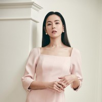 “Cantik banget ❤️❤️❤️❤️❤️ calon pengantin,” “Cantiiii banget calon manteen😭😭😭😭” “OMG…😭😭 calon pengantin cantik banget,” komentar sejumlah netizen melihat potret Son Ye Jin. Foto: dok. Instagram @bau_by_brideandyou