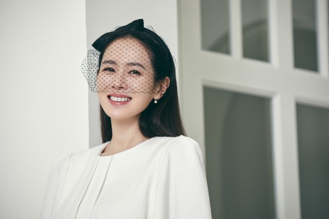 Potret terbaru Son Ye Jin mencuri atensi penggemar. Sang aktris menjalani pemotretan dengan brand lokal Korea yang meluncurkan koleksi baju pernikahan, BAU by Bride And You. Foto: dok. Instagram @bau_by_brideandyou