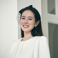 Potret terbaru Son Ye Jin mencuri atensi penggemar. Sang aktris menjalani pemotretan dengan brand lokal Korea yang meluncurkan koleksi baju pernikahan, BAU by Bride And You. Foto: dok. Instagram @bau_by_brideandyou