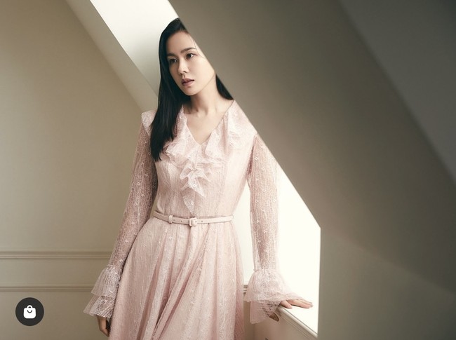 Penampilan calon pengantin itu menjadi sorotan sebab Son Ye Jin terlihat begitu memesona. Unggahan BAU by Bride And You pun dibanjiri komentar penggemar. Foto: dok. Instagram @bau_by_brideandyou