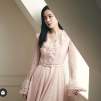 Penampilan calon pengantin itu menjadi sorotan sebab Son Ye Jin terlihat begitu memesona. Unggahan BAU by Bride And You pun dibanjiri komentar penggemar. Foto: dok. Instagram @bau_by_brideandyou