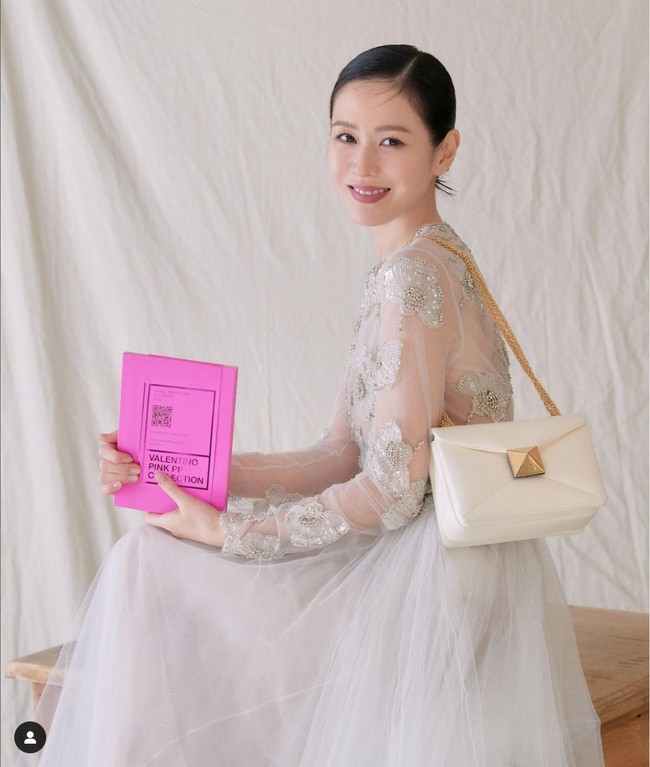 Baru-baru ini, Son Ye Jin juga mengunggah foto memakai gaun putih koleksi Valentino. Tak sedikit netizen yang mengira Son Ye Jin memamerkan gaun yang akan dikenakan di hari pernikahannya. Foto: dok. Instagram @yejinhand