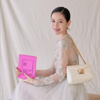 Baru-baru ini, Son Ye Jin juga mengunggah foto memakai gaun putih koleksi Valentino. Tak sedikit netizen yang mengira Son Ye Jin memamerkan gaun yang akan dikenakan di hari pernikahannya. Foto: dok. Instagram @yejinhand