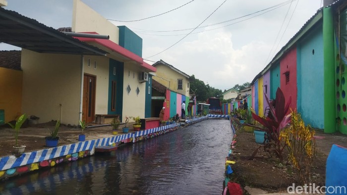 sungai warna warni di jember