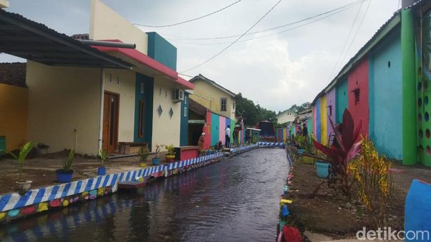 sungai warna warni di jember