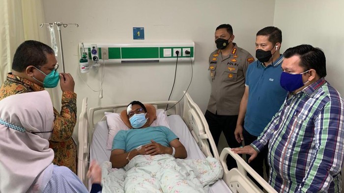 Tenaga Ahli Utama Kepala Staf Presiden (KSP), Theo Litaay beserta Ade Irfan Pulungan, menjenguk AKBP Ferikson di RS Tarakan.