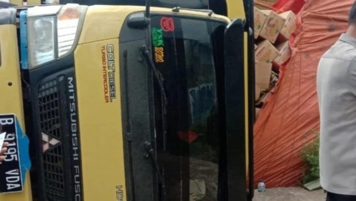 Truk pengangkut minyak goreng terguling di Tangerang. dok istimewa/tangkapan layar media sosial
