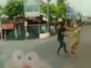 Bukan Wanita, yang Viral Adu Jotos di Tengah Jalan Jember Ternyata Waria