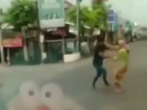Viral Waria Adu Jotos dengan Pria di Jalanan Jember Ternyata Gangguan Jiwa