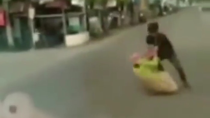 viral waria berkelahi di jember