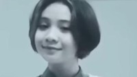 Foto ini sempat membuat netizen heboh karena wanita yang ada di dalamnya mirip dengan Nagita Slavina saat muda. Foto: Istimewa