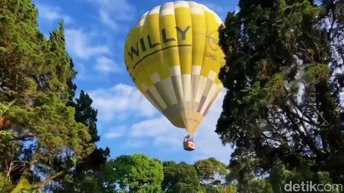 Wisata naik balon udara di Sari Ater Subang