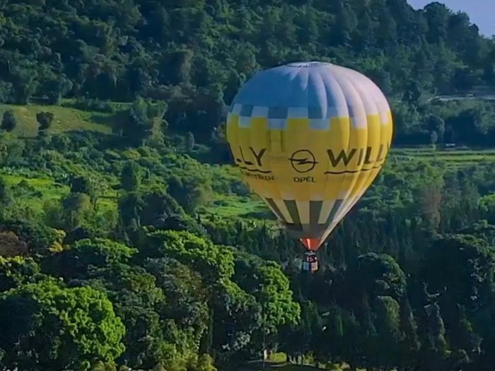 Wisata naik balon udara di Sari Ater, Subang