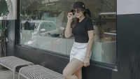 Bak ABG, begini gaya santai Wulan Guritno saat menyambangi sebuah coffee shop. Ia terihat bersemangat mendapatkan secangkir kopi.