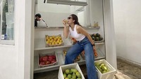 Wanita blasteran Inggris ini mengingatkan followersnya untuk makan buah. “Terserah mau dijus atau dimakan langsung,” katanya.