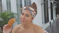 Saat di Bali, Wulan Guritno tak mau melewatkan makanan favoritnya. Wanita yang dikabarkan dekat dengan Sabda Ahessa ini sedang ngemil croissant.