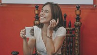 Foto ini jadi bukti lain kalau Wulan Guritno hobi ngopi. Di sore hari ia menikmati secangkir kopi dengan camilan gurih.
