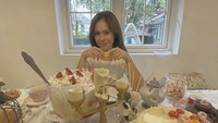 Pemain film The Other Side ini juga memanjakan diri dengan tea time. Waktu minum tehnya semakin lengkap dengan suguhan sandwich hingga cake.