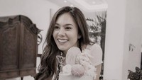 Tersenyum lebar, Wulan Guritno tak melewatkan foto bersama cake yang cantik. “Neverending april-may,” tulisnya di keterangan foto.