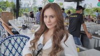 Wulan Guritno mencuri perhatian publik lewat penampilan fisiknya yang bugar dan seksi di usia 40. Ibu 3 anak ini rajin olahraga dan berkomitmen makan sehat demi mendapat tubuh ideal.