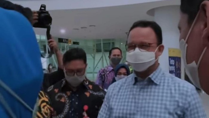 Gubernur DKI Jakarta Anies Baswedan tiba di Bandara Internasional Sultan Aji Muhammad Sulaiman, Balikpapan, Kaltim, Minggu (13/3/2022).