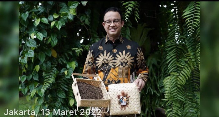 Gubernur DKI Jakarta Anies Baswedan membawa tanah dari Kampung Akuarium, Jakarta Utara (Jakut), untuk IKN Nusantara. Anies meyakini tanah dari Kampung Akuarium menjadi harapan baru bagi kebahagiaan dan kemajuan bagi seluruh rakyat.