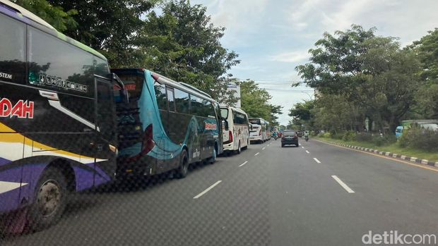 Antrean kendaraan di sejumlah SPBU di Sulsel