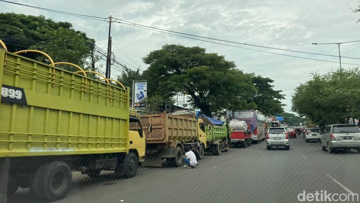 Antrean kendaraan di sejumlah SPBU di Sulsel
