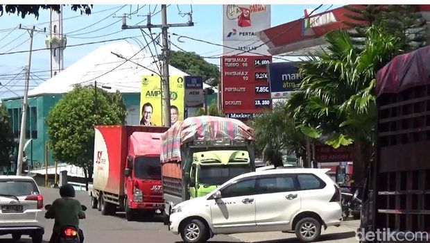 Antrean kendaraan di sejumlah SPBU di Sulsel
