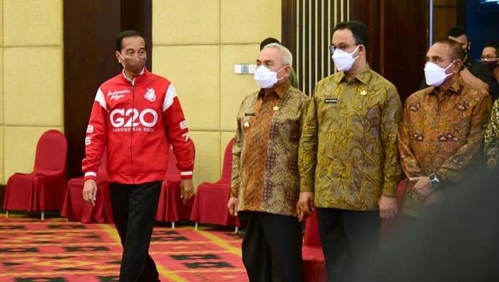 Presiden Joko Widodo (Jokowi) memberikan sejumlah arahan kepada para gubernur se-Indonesia terkait penanganan COVID-19 hingga Anggaran Pendapatan Belanja Daerah (APBD). Jokowi juga memberikan arahan terkait IKN Nusantara.