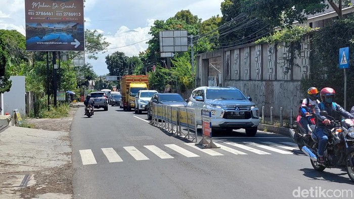 Arus lalin di kawasan wisata Lembang.