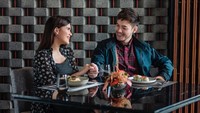Pasangan selebriti ini kerap menampilkan momen romantis saat makan bersama di restoran. Ini salah satu momennya, saat itu mereka tampak menikmati hidangan Barat. Foto: Instagram @audimarissa @anthonyxie_