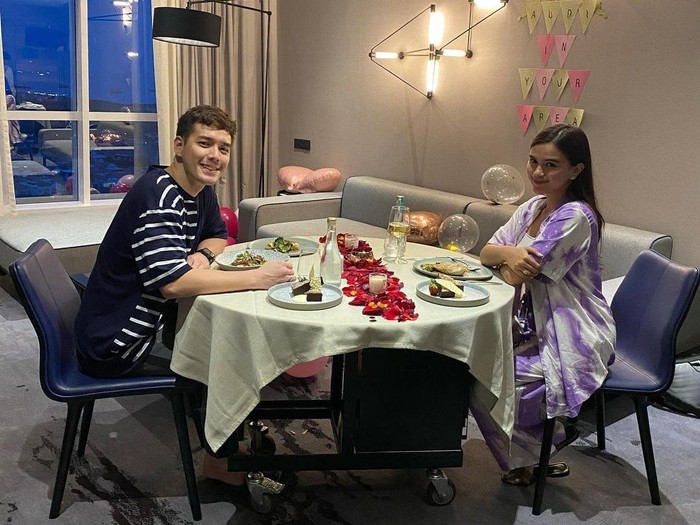 Audi Marissa & Anthony Xie Romantis Saat Makan Bareng