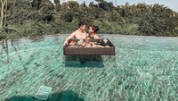 Audi Marissa dan Anthony juga tampil mesra ketika sedang berlibur di sebuah resort. Mereka menikmati floating breakfast dengan pemandangan yang indah. Foto: Instagram @audimarissa @anthonyxie_